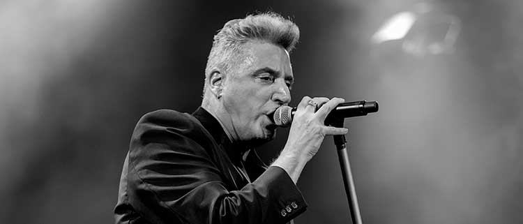 LOQUILLO PENJA EL CARTELL D´ENTRADES EXHAURIDES AL SANT JORDI CLUB